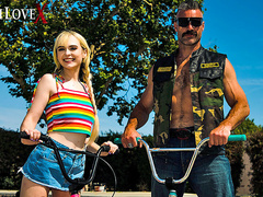 TOUGHLOVEX Third wheel with blonde spinner Lilly Bell