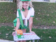 Hot cookie girl Kenzie Green loves to use her vibrator during sex