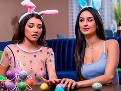 Eliza Ibarra and Maya Woulfe are kissing and fucking in the bedroom