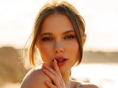 Sweetheart with long legs Scarlet Hansen poses fully naked on the beach
