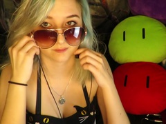 Aftyn Rose - Popsicle Sucking & Mouth Sounds On The Beach