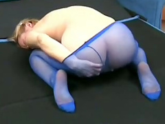 Lewd coed in blue pantyhose is masturbating like mad
