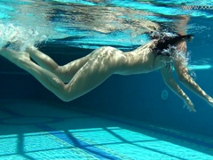 Awesome sexy underwater solo show performed by Jessica Lincoln