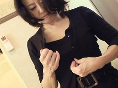 Asian mature convinced to fuck so she receives a sloppy creampie in bed Junko Sakashita