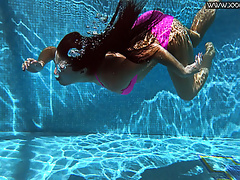 Jessica Lincoln enjoys being naked in the pool